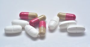 Les médicaments (antibiotiques, antiacides, antifungique, corticostéroïdes …) perturbent le microbiote.